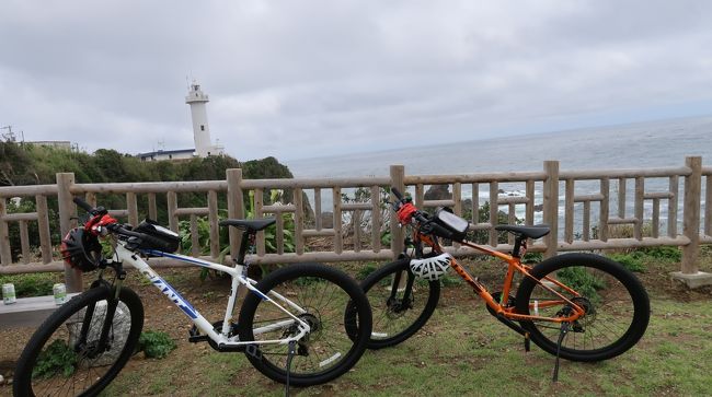 マウンテンバイクを買って2ケ月ほど、、、<br />自転車女子デビューして(笑)一度は「伊坂ダムサイクルパーク」で練習。<br />その後は朝活のジョギング代わりに自転車乗って近隣を走ってみたり、<br />会社通勤で数回乗ってみたり。<br />しかしどこかへ行ってサイクリングしたい~と、<br />相方の仕事の都合がついたので、賢島まで車で行きました。<br />そこから「大王埼灯台」を目指すサイクリングコースがあったのに、<br />初心者二人はサイクリングコースに行かず往復ともに一緒のコースを<br />行き来しただけで(苦笑)<br />お昼食べている時に、海岸線走ってないやん、と気づく失態(笑)<br /><br />そんな事で来月にリベンジを誓って、来月はお泊りで行く予定☆彡<br /><br />初心者がいきなり25km走ってかな~り疲れたけど、<br />梅雨の合間、雨にも降られずサイクリングを楽しんで来ました(((o(*゚▽゚*)o)))<br /><br /><br />マウンテンバイクデビューした時の旅行記はコチラ↓↓↓<br />2020年 6月「伊坂ダムサイクルパーク」でマウンテンバイクデビュー(笑)~と車検ついでの「鰻木屋」のひつまぶしと「別小江神社」の御朱印♪<br />https://4travel.jp/travelogue/11629735