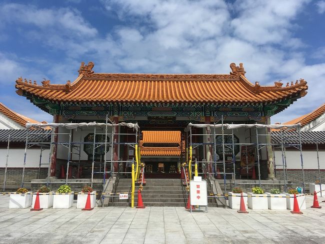 先日行った賀露港(かろこう)の岩牡蛎の味が忘れられず、それをいただきに再び鳥取に出かけて来ました。<br />どうせ鳥取に行くなら白壁土蔵街で有名な倉吉に行こうと思い、早朝に出発して観光し、お昼は賀露港で岩牡蛎をいただき帰宅しました。<br />泊東郷ICから倉吉に行く途中、県道22号線を走っていると中国庭園のようなものを発見したので、倉吉観光後急遽予定を変更し、道の駅に併設している燕趙園(えんちょうえん)にも立ち寄りました。<br />燕趙園はまさしく、中国庭園そのもの。<br />中には入りませんでしたが、海外旅行に行った気分になりました。<br />早く新型コロナウイルスが収束し、楽しく海外旅行に出かけたいものです。<br />