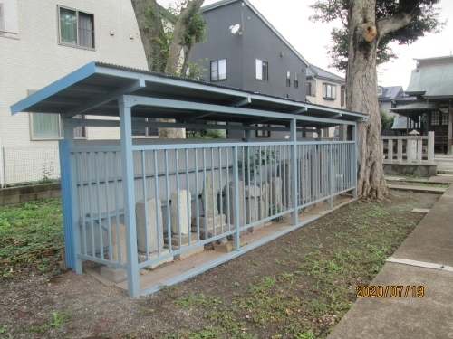 香取神社御造営竣工記念碑より参照<br />此の戸張郷は手賀沼の台地と自然豊かな湖畔に開けた聚落で、その由来は遠く古代の縄文、弥生時代まで遡る歴史を有せり、当香取神社は、戸張地区の鎮守（氏神）にして、その創建は不詳なれど、神社に大同二年の記録あり、凡そ千数百年の沿革を持つ古社なり、以来、当神社は戸張城主を始め、氏子一同の信仰の下、祖孫相受継て神恩を奉し、敬神崇祖の美風を伝承し今日に至れり。此の戸張香取神社の石仏、石祠は屋根付、ガード付で大切に守られています。<br />参考にさせていただいたブログは下記です。<br />石仏神心　116　北総石仏　柏の石仏　名戸ヶ谷２・戸張に詳しく書かれています。<br />http://sekibutu.blogspot.com/<br />