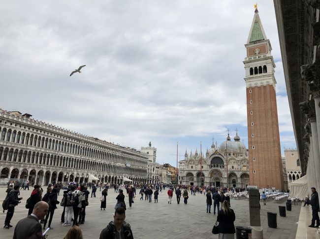 還暦を機に退職し、再就職までの間にイタリアに行って地中海の絶景や世界遺産を見たい。美味しいイタリアンを食べたい。と、旅を決意し、ならばこの際近くのコートダジュールも行ってしまえと計画を立てました。<br />夫婦二人の旅のモットーは無理をしないこと。<br /><br />今日は5月14日火曜日です。<br />ベネチアの５月はこんなに寒いのでしょうか。<br />服を何枚もを重ね着しています。<br />今の時期の北海道より寒いと思います。<br />今日はいよいよベネチアの街歩きです。<br /><br />日程<br />入国 ⇒ ローマ(５泊) ⇒ アマルフィ(1泊) ⇒ ナポリ(４泊) ⇒ ニース(２泊) ⇒  モナコ(２泊) ⇒ ミラノ(５泊) ⇒ ベネチア(４泊) ⇒ フィレンツェ(２泊) ⇒ ローマ(１泊) ⇒ 出国  