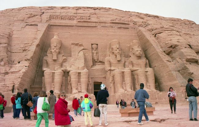 ルクソールとアスワンを一緒に旅したドイツ人3人と別れ、再びひとりになった私はアブシンベルに向かった。予定になかったエジプトが一番長くなりそう。<br /><br />エリアは訪問国数が増える様に「イギリス」としておきました、実際5泊もしたし。<br />