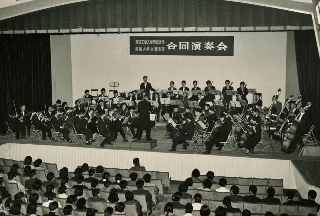 東京工業大学管弦楽団・岡山大学交響楽団合同演奏会　<br />1963.3.14（昭和38年）<br />　　───────────────────────────<br />はじめに<br />私が写真を撮り始めたのは高校3年のころ（1961年頃）で、高校時代のアルバムを元にまとめたのが下記である。<br />アーカイブ「高校生活３年間の思い出・記録」ARCHIVE：School life of Urawa High School in early sixties（2011年7月公開）<br />https://4travel.jp/travelogue/10583150<br />最も古い記録は高校3年秋の関西地方への修学旅行。<br />大学時代はオーケストラに所属していたため、いろいろな活動の記録がある。（今回はその1で次回が続く）<br />また将来はエンジニアを目指して理工系の大学に入り、モータースポーツに強い関心を抱き、各地のレースを見に行って流し撮りのテクニックを身に付けたりもした。<br /><br />モノクロ（白黒）フィルムは1971年まで使用し、それまでの10年間に撮った写真のネガフィルムはほとんどすべて保管しており、121本（約4200画像）になる。<br />しかし古いものはフィルムの材料である酢酸セルロースの経年劣化（加水分解）で損傷がひどく、変形や黒点発生で画像の復元が困難なものがある。<br />平均余命まで10年（平均寿命は5年）を切り、遺品の整理が簡単に済むようにと思い、2019年7月までに全てのモノクロのネガをスキャンして電子データ化した。<br />現代用語：終活（笑い）<br /><br />昭和の記録公開について<br />令和2年になり、新型コロナウィルスの世界的大流行に伴って海外旅行のみならず旅行が難しい状況が続く。とりわけ東京都内への外出自粛を余儀なくされている現状に鑑み、昨年デジタルデータ化したモノクロ写真を元に旅行記に編集して公開することを思いついた。<br />1968年の九州一周卒業旅行を公開した例はあるが、それ以来の作業になる。<br />写真の説明資料はほとんど残っておらず、読者に興味を持って見てもらえる作品になるか予想はできないので、とりあえず試しにスタートしてみることにした。(2020年７月）<br />公開が主な目的ではなく、遺品として廃棄される前に、私自身だけではなく、共に昭和を過ごしてきた人々の記録をこの世に残しておきたいという願望が先に立つ。<br />もう一つの狙いは「写真を主体にした自分史」をウェブサイトに残すことである。<br /><br />ここまではシリーズ共通の前文とする。<br />シリーズ昭和の記録 百選　総集編<br />https://4travel.jp/travelogue/11651747<br /><br />　　☆　　　★　　　☆　　　★　　　☆　　　★　　　☆　　　★<br />シリーズ昭和の記録 No.3 東京工業大学管弦楽団演奏旅行<br /><br />1963.3（大学1年）　演奏旅行　岐阜・神戸・姫路・岡山・広島・呉<br />演奏会日程<br />3月11日　岐阜公会堂<br />　 12日　神戸国際会館<br />　 13日　広畑体育館<br />　 14日　岡山　葦川会館　岡山大学交響楽団と合同演奏会<br />　 15日　広島　見真講堂<br />　 16日　呉市民会館<br /><br />プログラム<br />指揮者　尾原勝吉氏　チェロ　斉田出氏<br />チャイコフスキー　組曲「白鳥の湖」<br />ドボルザーク　チェロ協奏曲　<br />ベートーヴェン　交響曲第5番「運命」<br />シベリウス　交響詩「フィンランディア」<br />演奏曲目の内、チェロ協奏曲は直前の1962.12.8の定期演奏会と同じだが、そのときのチェロ奏者は徳永健一郎氏であった。<br /><br />最後の呉で現地解散したため、同学年の友人4人で四国一周～京都観光。<br />呉からフェリーで愛媛へ渡り、今治、道後温泉、面河渓、宇和島、宿毛、土佐清水、足摺岬、高知、大歩危、小歩危、牟岐、高松、徳島、京都などを国鉄の四国周遊券（東京発16日間4600円）で回った。<br /><br />撮影　Fujica35-SE　 FUJINON 1:1.9  f=4.5cm<br /><br />東京工業大学管弦楽団<br />http://orchestra.musicinfo.co.jp/~tito/profile.html<br />東工大オケとは?<br />東京工業大学管弦楽団は、大正14年（1925年）に設立された全国でも有数の歴史を誇るオーケストラです。昭和26年に、現在のNHK交響楽団の創始者の一人である故・尾原勝吉氏を常任指揮者に迎え、その一貫した指導の下に成長しました。昭和51年（1976年）に尾原氏が健康上の理由で当団を退かれ、末永?一氏にバトンが受け継がれました。 現在では東工大の学部学生を中心としながら、多くの他大学の学生も含めたフルオーケストラとして、年２回の定期演奏会を軸に活発な活動を行なっています。<br />      　　　  ───────────────────────────<br />私の楽器との関わりは浦和高校のブラスバンドでクラリネットを吹いていたのが始まりで、東京工業大学入学後もごく自然な形で入団した。きちんとしたクラリネット指導者について学んだわけではないので、演奏技術はオケの団員ですと人に言えるほどではなかった。<br />それでも中学生のころからラジオでクラシック音楽をよく聞いていたのでベートーヴェン、モーツァルト、チャイコフスキー、メンデルスゾーン、ブラームスなどの交響曲の魅力に心を動かされ、私の人生に欠くことのできない音楽を楽しむ素養の基礎が作られたと認識している。<br />比較的最近のことであるが、ベートーヴェンが交響曲第6番「田園Pastoral」の曲想を得たといわれる小川を見るためにウィーン郊外のハイリゲンシュタットへ行き、小川のほとりのベートーヴェンの小経（小路）Beethovengangを歩いてみて、数十年の念願がかなって感慨にふけったことがある。「ああ　これで、いつ死んでもいいな」と思った。<br />2009年と2016年の2回。<br />ウィーン・ザルツブルグの旅⑥ハイリゲンシュタットのベートーヴェンの散歩道・小川<br />https://4travel.jp/travelogue/10466980<br />北欧・中欧の旅2016　第12回　ウィーン、ハイリゲンシュタット<br />https://4travel.jp/travelogue/11192503<br />ハイリゲンシュタットにはベートーヴェンの「夏の家」「遺書の家」など、3箇所のBeethoven-Hausがあり、遺書の家にはミュージアムがある。<br />https://cdn.4travel.jp/img/tcs/t/pict/src/46/46/70/src_46467035.jpg?1562893100<br />　　　　───────────────────────────<br />私の海外旅行のテーマに美術・絵画と音楽は中心的な存在で、昨年10月には「美術・絵画と音楽を思う存分楽しむ後期シニアの一人旅」をテーマにベネチアからアムステルダムまで5カ国、7都市をめぐる15日間2100キロの列車の旅をしてきた。<br />最大の目的は今ヨーロッパで最も人気のあるアンドリス・ネルソンスAndris Nelsonsが常任指揮者のライプツィヒ・ゲヴァントハウス管弦楽団のコンサートである。<br />ちなみにアンドリス・ネルソンスは2020年（ウィーン・フィル）ニューイヤーコンサートを指揮した。<br /><br />関連旅行記<br />ヨーロッパ鉄道の旅2019ハイライト<br />https://4travel.jp/travelogue/11592184<br />ヨーロッパ鉄道の旅2019　第11回 ライプツィヒ2日目<br />https://4travel.jp/travelogue/11624824<br />　　　　───────────────────────────<br />編集者自己紹介<br />https://cdn.4travel.jp/img/tcs/t/pict/src/19/67/06/src_19670641.jpg?1420067275<br />https://cdn.4travel.jp/img/tcs/t/pict/src/22/38/50/src_22385032.jpg?1388882024 浦和高校同窓会　遺影用Yei !<br />シニア写真愛好家のyamada423です。<br />一眼レフの経歴はPENTAX、CANON FT、CANON AE-1P、CONTAX RX、EOS40D、EOS80Dなど50年以上です。<br />＜略歴＞　　<br />大岡山の工学部の研究室では金属組織などの顕微鏡写真の処理は現像液の調合からガラス乾板・フィルムの現像、印画紙焼付けなどすべて自前で行っていたので、写真の処理技術は一通り身につけていました。<br />写真を撮ることについても風景写真のみならず、当時人気の高かったカーレース（日本グランプリ、CAN-AMなど）に出かけ、200ミリの望遠レンズで高速の被写体を流し撮りするのが好きでした。<br />月額1～1万3千円の奨学金の大半はカメラや写真、旅行などに消えてしまいましたが、今の自分を育ててくれた大変ありがたい資金でありました。きちんと返済しました。<br />1980年頃から欧米主要国の自動車および自動車部品関連企業、研究機関への出張を繰り返し、その間仕事の合間を利用して撮影を続けました。1997年に財団法人へ出向を機会に出張がなくなり、個人旅行のみとなりました。<br />自動車会社の研究所（29年）と特許庁関連の財団法人工業所有権協力センター（IPCC)で11年、計40年勤務し、2008年3月退職<br />４トラベル会員登録　2010年5月21日<br /><br />ホームページ（長期休眠中）<br />http://www7b.biglobe.ne.jp/~yamada423/<br /><br />おねがい<br />50年以上前の写真ですが、なにかお気づきの情報がありましたら掲示板等でお知らせいただければ嬉しいです。<br /><br />写真掲載にあたり、写っている方の承諾は得ておりませんので、不都合があればお知らせください。即対応いたします。<br />yamada423<br /><br />投稿　2020.7.22　20：00<br />