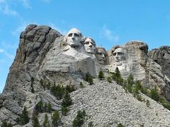 バッドランズとラシュモア山をレンタカーで巡る