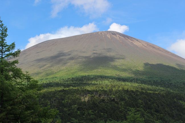 自粛解除が解けて浅間山に行ってきました。<br />4年前には浅間山荘から秋に紅葉を見ながら登ったので、今回は車坂峠からJバンド経由で浅間山へ向かいます。<br />黒斑山への登りは冬山に人気なのがわかる位ゆっくり登ってきます。<br />Jバンドの稜線は浅間山を眺めてのアップダウンも少ないですが、先に進むと岩々って感じの登山道です。<br />そしてJバンドから一気に下り2100mまで下るので、賽の河原を山頂まで400m強登ってきます！<br />避難シェルター見えて、前掛山までもうひと頑張りです。<br />山頂からは浅間山本山が目の前です（現在の本山が立ち入り禁止なので、ここが百名山の頂上となります）<br />そして最大の難関は草すべりでした。<br />いやはや300mも一気に壁みたいな登山道を登ってきます。<br />何気にアップダウンの多いコースで、前回登った浅間山荘コースの方が楽に感じます！<br />標高が2000mからのスタートにすっかり安心してしまった感じでした。<br />しかし思った以上の快晴でもうすっかり夏登山になってます。