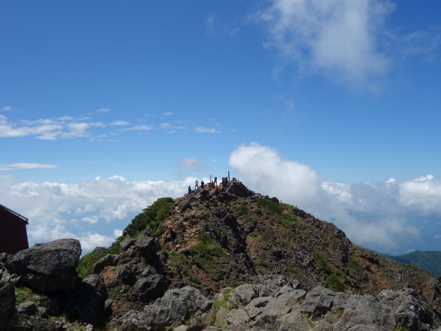 眺望素晴らしかった。お天気よかった。めちゃくちゃしんどかった。山頂にたどり着け、心から嬉しかった！よかった！<br />この感想文は登山翌々日の未明に書いてますが、今でも昨日の八ヶ岳赤岳登山のことで頭がいっぱいです。それぐらい強烈なインパクトのある登山でした！<br />「八ヶ岳」。11年前、蓼科山に登った帰り、八ヶ岳を初めて見ました。「すごい！」。そのころから八ヶ岳は頭の中にありました。～いつかは登りたい～。<br />しかし、私の持ってる本では一泊二日と書いてあるので、後回しにしてました。<br />今年６月、美ヶ原で八ヶ岳を見て思いが再燃しました。日帰りできないか検討開始。<br />美濃戸口赤岳山頂往復はコースタイムは10時間くらい。早朝出発ならひょっとして日帰りいけるかも。<br />７月１９日の八ヶ岳の天気予報は晴れ。ということで、今回の登山を決めました。<br />結果、コースタイム10時間に対し、11時間かかりました（汗）。<br />私と息子、今回の行程が肉体的にも精神的にも疲労度的にも、日帰りの限界と悟りました。そして、登山道では抜かされまくりました。午前7時までに美濃戸や清里の登山口を出発する登山者は「猛者」ばかり、痛感しました。「落ちこぼれ」気分を味わいましたが、そんな我々でも、なんとかギリギリ赤岳日帰り登山が出来たというのが実感です。<br />こんな我々でも歯をくいしばって頑張ればなんとかなる。<br />山登りっておもしろいなあ！