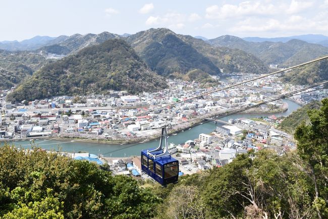 伊豆・下田旅行の2日目、城ケ崎海岸駅から海に向かって歩きます。<br />城ヶ崎海岸の海岸沿いは「城ケ崎ピクニカルコース」が整備されて<br />いました。<br /><br />ゴツゴツした溶岩の小さな岬と入り江が連続する迫力ある景観を<br />楽しめます。<br />「ぼら納屋」から「海洋公園」までの3㎞のコースでした。<br />灯台や吊り橋なども見学しながら歩きました。<br /><br />帰りは伊豆高原駅から下田に戻り、ペリーロードを散策。<br /><br />3日目はロープウェイで寝姿山に上がりました。<br />山頂駅からの遊歩道は花がきれい。<br />黒船展望台から下田の町も見渡せました。<br /><br />山頂駅に新しくできた展望レストラン「ザ・ロイヤルハウス」は<br />高級列車「ザ・ロイヤルエクスプレス」をデザインした水戸岡鋭治氏が<br />同じくデザインしています。<br />素晴らしい内装のレストランでした。<br /><br />3日間とも天気に恵まれ、町歩き、海岸散策、ホテルの滞在も楽しんで<br />良い旅となりました。