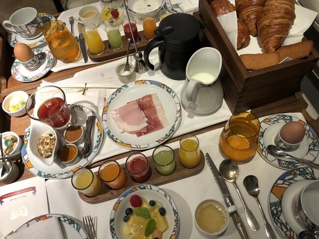 コロナの第二波？と思われる今、近場でと、「世界一の朝食」を体験しようと、神戸北野ホテルへ一泊2日のプチ旅。車で30分かからない距離。<br />外観も素敵だけど、部屋でほんとにのんびり。何より美味しいお料理に感動！<br />3月以降、外泊どころか、外食さえほぼ出来なかったので、不安もありつつの出発でしたが、一歩足を踏み入れた途端、テンション上がりました。(^^)<br />感染予防も良くされていて、食事の時間帯に密にならないよう手配下さり、安心して部屋でもリラックス。のんびり出来たプチ旅でした。