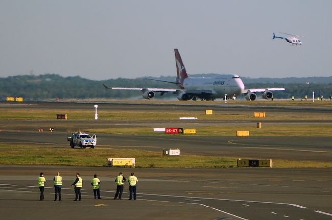 2020年コロナウィルスのパンデミックの影響は人や経済にはだけでなく、航空機にも大きな影響を与えています。世界中の航空機の需要が激減した結果、大型機は不要となり退役が急加速しています。カンタス航空の残る6機のボーイング747-400ERは当初は2020年末の退役を予定していましたが、コロナウィルス影響により半年間早くなりました。他にもブリティッシュ・エアウェイズは4年も早くボーイング747を即時退役することに決定しました。日本では2014年3月に貨物機を除く全てが退役済みです。世界中でも現役のボーイング747はもう100機以下です(最多はルフトハンザの28機)。カンタス航空は1971年にボーイング747、通称“QUEEN OF THE SKIES”または”ジャンボジェット”を初飛行してから49年間で65機のボーイング747を運行して来た歴史も、本日2020年7月22日で終わりを迎えました。<br /><br />カンタス航空のボーイング747-400ERは、羽田・シドニー間を飛行していたので、日本でもお馴染みだったと思います。モノレールで羽田空港へ着く直前に見た覚えのある人も多いのではないでしょうか。日本へは2020年3月29日が最終便でした。私個人は、羽田便は何故新しいA380でなく古いB747なのかその当時は不満だったのですが、こうして終わりを迎えると寂しいものです。