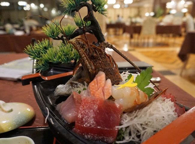 福岡に住む義弟から夫に連絡があり、たまには一緒に伊豆の宿に泊まって、温泉につかって、美味しい料理を食べようと。<br /><br />夫の実家(静岡のとある都市)に集まって、美味しいものを食べたり、日帰りで海・山に出かけたりはよくあったが、一緒に温泉に泊まりに行くのは久しぶりの事。<br /><br />翌日は、堂ヶ島のホテルニュー銀水に泊まり、伊勢海老やアワビ、伊豆牛など美味しい料理に舌鼓、癒しの温泉も満喫して、帰りには修善寺にも立ち寄り、大満足の旅でした。<br /><br />更に沼津の「魚がし鮨」や三島の「うなよし」でグルメを楽しんだのでした。<br /><br />堂ヶ島ニュー銀水<br />https://www.dougashima-newginsui.jp/<br /><br />沼津魚がし鮨 流れ鮨 伊豆の国大仁店<br />https://www.uogashizushi.co.jp/shop/e-shop/nagare-oohito/<br /><br />三島うなよし 緑町店<br />http://www.unayoshi.co.jp/index.html