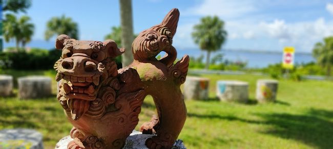 新型コロナの外出自粛が解除されたある日·····今年の夏休みに思い耽るオキャマ·····<br /><br />まだまだ夏休みに海外なんてハードル高過ぎよねぇ····(><)<br /><br /><br /><br />一応、コロナ前に計画していた「夏休みバリ島お篭もり旅」の往復航空券はそのまま持っている往生際の悪いオキャマですが·····(-_-;)<br />本当はキャンセルしたくても出来なくて、クーポンに引き換えか日程変更しか選択肢を与えてくれないマレーシア航空·····(;一_一)<br />多分航空券はそのままゴミになる運命が見えてますが·····<br /><br /><br /><br />ってか、夏休みを考え直す前に·····うちの会社はずっ~と忙しいもんだから夏休みも休日出勤者募ってる現状で····あたしも働かざる者食うべからず状態なんで働きますがっ( `H´)<br /><br /><br /><br />再度仕事しながら壁に掛けてあるカレンダーを見つめアレコレと考えを巡らす仕事熱心な(?)オキャマ·····(-_-;)<br /><br /><br />外出自粛制限が解けたんだから国内旅行ならOKよね!ってことに気が付いて、家に帰って早速航空券探しよぉ~!<br /><br />仕事は遅いけど、こういう時は迅速に動けるオキャマですぅ(*^^)v<br /><br /><br /><br />とりあえずお盆休みはお仕事することにしちゃってたんで、7月の4連休を利用した沖縄へのチケットをその日のうちに購入したオキャマでしたぁ(*^^*)<br /><br /><br />その後、相方に「沖縄オキャマ一人旅」の予定を事後報告したら·····<br /><br />「アラァ!あたしも7月の後半頃に連休があったような?」と·····<br /><br /><br /><br />早速カレンダーとにらめっこするオキャマ夫婦·····<br /><br /><br />あたしの連休はカレンダー通りの7/23~26の4日間♪<br />相方の連休は7/20~23の4日間♪<br />完全にすれ違い·····神様の悪戯だわさ·····(-_-;)<br /><br /><br />いつもなら·····「じゃあ仕方ないわね♪すれ違いで旅しましょ♪」って感じで別々に旅しちゃうすれ違い夫婦なんだけどぉ~·····<br /><br /><br /><br />今回はコロナの影響で相方のお仕事も多忙で、お互いストレス溜まりまくりなんで久しぶりに「ラヴラヴ沖縄旅行♥」もしたい気分♪<br /><br /><br />ってことで·····比較的お休みを取りやすいあたしが折れることになって有給取得して·····<br />7/20~23までは「沖縄ラヴラヴ旅♪」7/24~は「沖縄オキャマ一人旅♪」という日程に決まった次第でありますぅ(*^^)v<br /><br /><br /><br />そもそもコロナで忙しい時期に7/20&21&22と有給休暇が取れるものなのか?<br /><br /><br /><br />あたしゃ何が何でも取るけどね♪<br /><br />有給取得で何か言われたら·····<br />「毎週毎週どれだけ休日出勤してると思ってんのよっ( `H´)これぐらいの有給なんて屁でも無いでしょ!」<br />そう言ってやりましょ♪<br /><br /><br /><br />結果·····<br /><br />すんなり有給休暇取れましたが·····(・・?)ナンデ?<br /><br />あたし·····そんなに必要とされてない·····(・・?)ダヨネ!<br /><br />小さいことは気にしない!ワカチカワカチカ♪で行きましょ(*^^)v<br /><br /><br /><br />こんな感じで「沖縄オキャマ二人&一人旅♪」は決まったのでしたぁ♪<br /><br /><br /><br />7/20(月) 羽田15:40⇒那覇18:10 那覇泊<br />7/21(火) 那覇⇒名護 のんびり三昧 名護泊<br />7/22(水) ゆったり三昧 名護泊<br />7/23(木) ドライヴ&那覇空港送迎 名護泊<br />7/24(金) ダラダラ三昧 名護泊<br />7/25(土) グータラ三昧 名護泊<br />7/26(日) ドライヴ 名護⇒那覇 那覇泊<br />7/27(月) 那覇10:55⇒羽田13:25<br /><br />こんな感じですぅ♪<br />どさくさに紛れて7/27(月)も有給休暇取っちゃいましたぁ( ^_^ ;)<br /><br /><br />①「2020年7月 国際通り&ウッパマビーチでノンビリby オキャマ二人旅♪」#11013;︎こちらですぅ♪<br /><br /> <br /><br /><br />