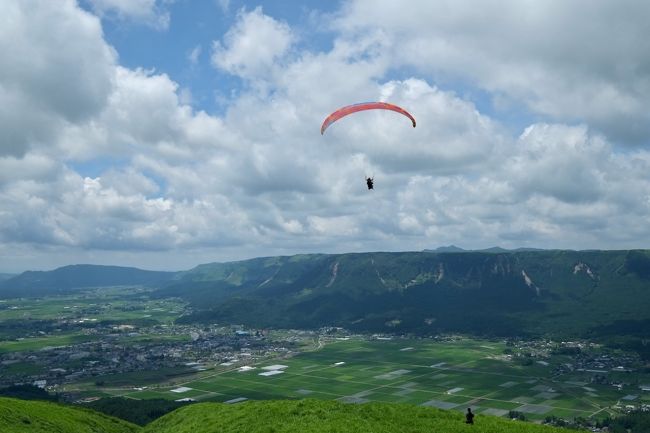 九州の夏旅3日目前半。<br />阿蘇山周辺を見て回りました。<br />前年の大地震、この年の台風と災難が重なって、火口へは行けなかったものの、周辺の雄大な風景は感動的でした。<br /><br />1日目<br />東京ー博多。本番直前の調整「流舁き（ながれがき）」見物<br />2日目<br />早朝、「追い山笠」見物。日田豆田町～九重夢吊橋を経て阿蘇へ<br />★3日目<br />阿蘇～やまなみハイウェイ～由布院～別府<br />4日目<br />別府～博多～東京<br />