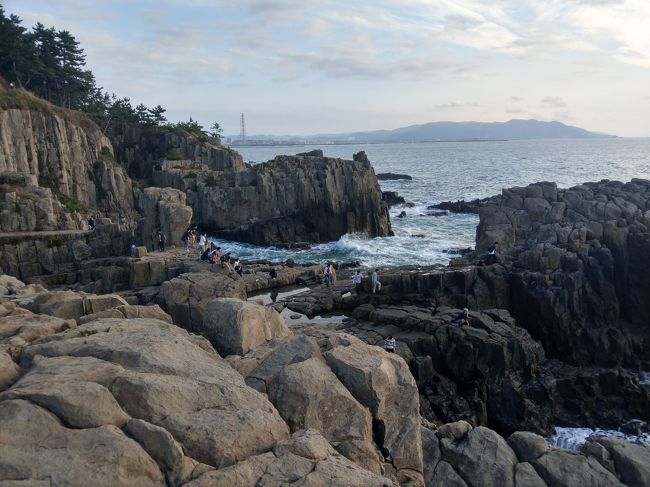 2019年10月、友人に会いにこれまでの人生で未踏だった福井県に行ってきました。<br /><br />初日の夜は、ソースかつ丼&秋吉の焼き鳥と福井ソウルフードを楽しみ、<br />(初日の旅行記→https://4travel.jp/travelogue/11633602)、<br /><br />2日目はレンタカーを借りて、福井の観光名所を周りました。<br /><br />午前中は、恐竜博物館や白山神社など勝山方面を周り、<br />(勝山方面の旅行記→https://4travel.jp/travelogue/11635577)<br />午後は、永平寺→東尋坊をドライブしました。<br />