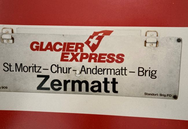 高校を卒業後就職した会社を7年で退職し、もらった退職金でスイスへ・・・<br /><br />言葉もわからず自信がなかったので、往復の航空券とホテル、現地での移動手段で絶対乗りたかった「氷河急行」のきっぷを日本から予約、「あとはなんとかなるかな」と、９割方不安感いっぱいで成田を出発しました。<br /><br />日程　1990年10月4日～17日<br />1日目　10月4日　成田→チューリヒ（スイス航空）<br />2日目　10月5日　チューリヒ<br />3日目　10月6日　チューリヒ→サンモリッツ（ベルニナ急行）<br />4日目　10月7日　サンモリッツ→ツェルマット（氷河急行）<br />5日目　10月8日　ツェルマット（ゴルナーグラート）<br />6日目　10月9日　ツェルマット（クラインマッターホルン）<br />7日目　10月10日　ツェルマット→グリンデルワルト<br />8日目　10月11日　グリンデルワルト（ユングフラウヨッホ）<br />9日目　10月12日　グリンデルワルト（雨で予定変更、ルツェルン）<br />10日目　10月13日　グリンデルワルト→ベルン<br />11日目　10月14日　ベルン→ジュネーヴ<br />12日目　10月15日　ジュネーヴ<br />13日目　10月16日　ジュネーヴ→（機中泊）<br />14日目　10月17日　→成田