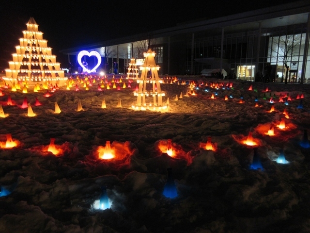 米沢市で開催される上杉雪灯籠祭りは,2月の第2土曜日と日曜日に,上杉神社を中心に開催される祭りで,通常は約300基の雪灯籠と1000個のぼんぼりが作られ,幻想的な夜の景色を映し出す,人気の冬祭りです.ところが今年の冬は近年にないほどの小雪で,米沢市も雪不足に見舞われたため,かなり規模を縮小しての開催となりました.それでもメイン会場である松が岬公園には沢山の雪灯籠が立ち並び,大勢の観光客で賑わっていました.