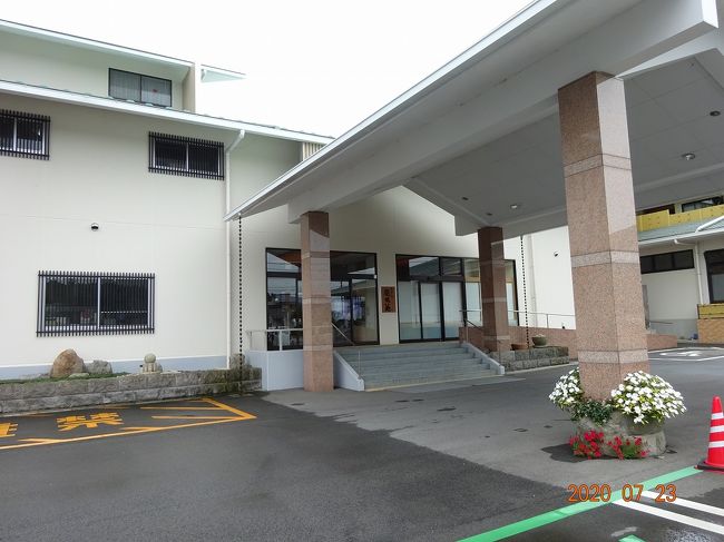 コロナで外出自粛が続いていたので、近場の温泉に出かけました。<br />このような時期なので部屋に温泉がついている宿に宿泊。<br />最上級の部屋にしたところ、部屋お風呂ともに広々、とても良い宿でした。