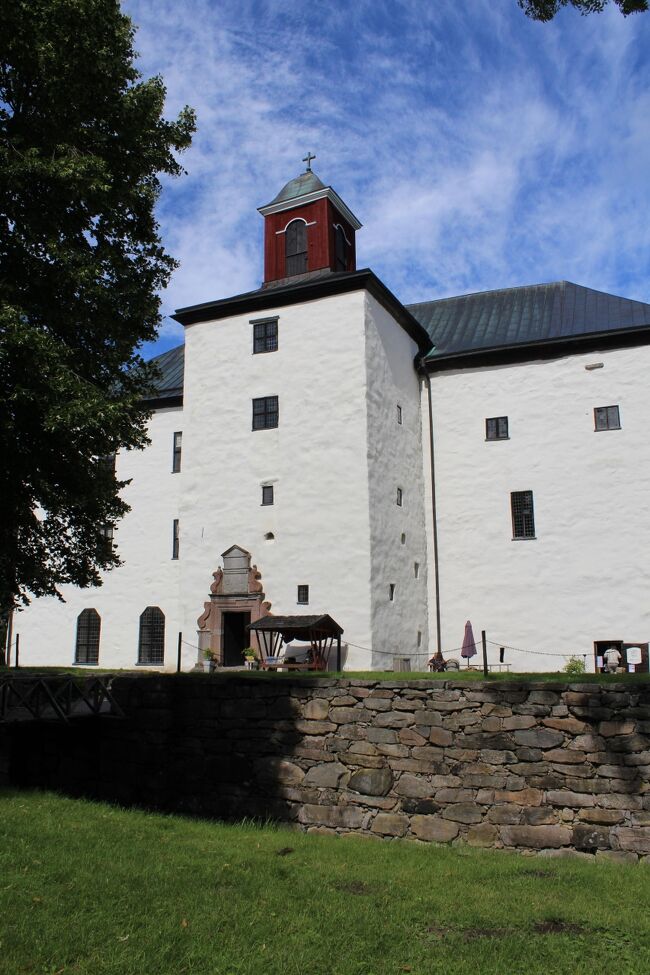 Länghemの湖のほとりにある中世の城砦、<br />Torpa Stenhusを訪れた。<br />スウェーデンで最も良い状態で保存されている城砦のひとつ。