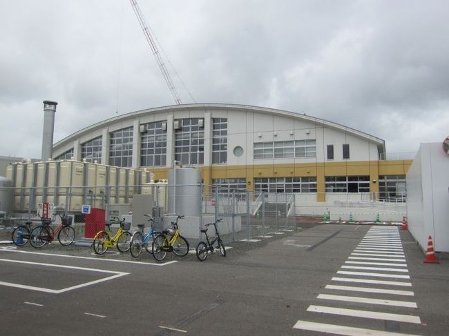 プールの修理が終わった佐賀県総合運動場水泳場に行きました。佐賀駅から北のほうに２０分くらい歩いたところにあります。２５メートルプールが７月から公開されてかわりに５０メートルプールが建て直しになって、となりには建設現場が広がっていました。プールで泳ぎながら窓から足場が見えるちょっと特別な感じになりました。<br />水着：♀<br />更衣室：♀<br />券売機＋窓口（コロナ対応で窓口だけ）