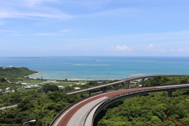 青空を求めて、弾丸で沖縄へ行ってみました。<br />コロナの自粛が解除されたと思ったら、季節は梅雨でほとんど晴れ間がなく青空を見ない日が続いていてストレスが溜まっていました。<br />(今年の梅雨って、晴れ間の中休みがほとんどないような気がするのは気のせいでしょうか)<br />自分の旅は、ほとんど天気がすべてで、天気予報を見ても沖縄以外に晴れている場所がなく、UAのマイルを使って弾丸で沖縄に行くことにしました。<br />滞在時間も短いことから、ニライカナイ橋をメインに那覇から南側を回ってみることにしました。<br />以下行程です。<br /><br />1日目 羽田20:00→那覇22:30<br /><br />2日目 レンタカーにて、瀬長島、喜屋武岬、ひめゆりの塔、平和祈念公園、百名ビーチ、新原ビーチ、ニライカナイ橋<br /><br /> 那覇16:00→名古屋18:15