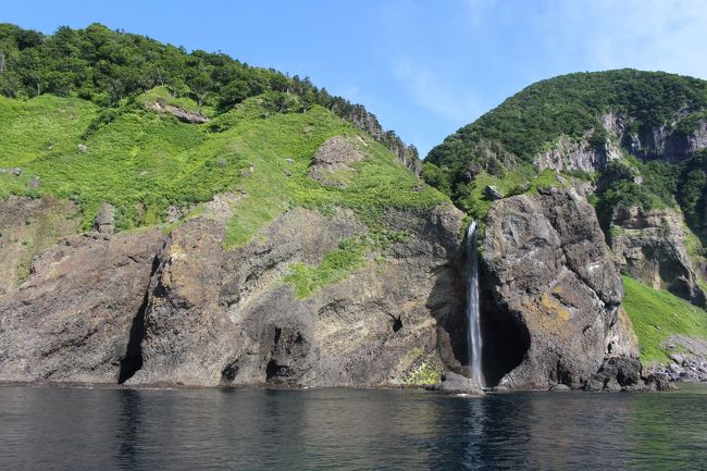 知床に行ってきました。<br />以前から一度は行ってみたいと思っていて、どうせ行くなら北海道の道内路線も飛んで上空から北海道の大地を見たいと思って計画しました。<br />予約後、ずっと天気を心配していましたが、ラッキーにも晴天となってくれて、ほぼ青空の中回ることができました。<br /><br />以下、行程です。<br /><br />1日目 羽田20:00→札幌21:35<br /> 空港内の新千歳空港温泉泊<br /><br />2日目 札幌8:15→中標津8:55<br /> レンタカー<br /> 開陽展望台、裏摩周展望台、フレトイ展望台、小清水原生花園、北浜駅、天に続く道、知床クルーズ、知床峠、知床五湖、夕日ポイント<br /><br />3日目 釧路湿原(サルボ展望台、サルルン展望台、細岡展望台)<br /> 霧多布岬、琵琶瀬展望台<br /><br /> 中標津17:45→札幌18:40/20:30→羽田22:10<br /><br />※この旅行記では実質1日目の知床クルーズまでです。