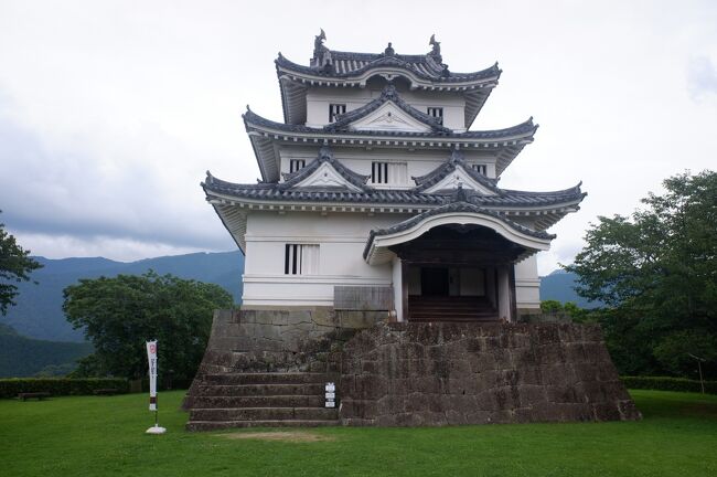 2020年7月22日～25日<br /><br />　青春18きっぷと四国満喫きっぷスペシャルを組み合わせた四国一人旅。「四国満喫きっぷスペシャル」は、2020年の夏休み期間に、JR四国全線などが連続3日間乗り降り自由になる切符で、JR四国全線と土佐くろしお鉄道全線の特急・普通列車の普通車自由席、阿佐海岸鉄道全線と一部のJRバスが利用可能な、神切符です。<br /><br />　折角なので、四国全線特急で乗り潰そうと考えたのですが、一日一本で工事で一部運休中の牟岐線と土佐くろしお鉄道の宿毛は断念（土佐くろしお鉄道は宿毛から全線2006年に乗っていますが）、それ以外を全線乗りながらも、日本百名城のうちの丸亀城(2016年訪問)、高知城(2019年再訪問)を除く城を訪問しました。（宇和島城、松山城、高松城、徳島城は学生時代にも訪問しているので二度目の訪問です）<br /><br />　きっぷを最大限活用するために、行きは神戸からのジャンボフェリーで高松IN、帰りは岡山県の児島OUTであとはひたすら鈍行で戻る旅です。また今回の旅は、2018年の愛媛県の豪雨復興支援の旅も兼ねています。<br /><br />　四連休、梅雨明け前で、旅の途中かなり降られました。。。<br /><br />　前回とは違っていつものひたすら走り回る旅のスタイルです。国内夏旅三連発企画のうちの一本目、ウィズコロナの時代、感染症に最大限注意しながらの旅です。行くことを決めてから急に感染者数が増えてきて、不安にもなってきたのですが、人が少ない所から少ない所への旅なので、多分大丈夫かと。。。<br /><br /><br />7/22(水)<br />20:14　越前花堂<br />21:03/21:11　敦賀<br />21:51/21:57　長浜<br />00:01/　三ノ宮<br /><br />7/23(木)<br />00:30　三ノ宮駅前<br />01:00　神戸三宮港<br />05:15　高松東港<br />06:04　高松（しまんと1号）<br />09:06/09:40　窪川<br />12:23/14:56　宇和島（宇和海20号）<br />15:40　伊予大洲<br /><br />7/24(金)<br />08:25　伊予大洲（宇和海6号）<br />08:35/10:54　内子（宇和海10号）<br />11:20/15:28　松山（しおかぜ24号）<br />16:06/18:13　今治（しおかぜ28号）<br />19:56　高松<br /><br />7/25(土)<br />09:11　高松（うずしお7号）<br />10:18/12:01　徳島（剣山5号）<br />13:16/13:22　阿波池田（南風14号）←大雨で30分遅れかつ多度津で運転打ち切り<br />13:57/14:23　多度津（しおかぜ18号）←実際は30分遅れで、接続を待ってくれました。<br />14:49/14:55　児島<br />15:29/15:39　岡山<br />16:47/16:48　相生<br />16:57/17:14　網干<br />20:53/20:57　敦賀<br />21:45　越前花堂