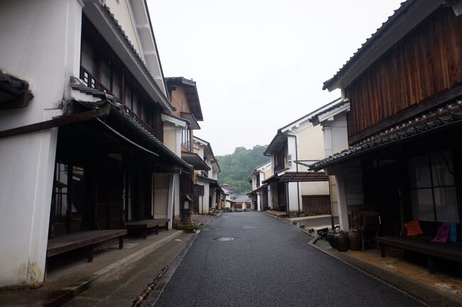 2020年7月22日~25日<br /><br /> 青春18きっぷと四国満喫きっぷスペシャルを組み合わせた四国一人旅。「四国満喫きっぷスペシャル」は、2020年の夏休み期間に、JR四国全線などが連続3日間乗り降り自由になる切符で、JR四国全線と土佐くろしお鉄道全線の特急・普通列車の普通車自由席、阿佐海岸鉄道全線と一部のJRバスが利用可能な、神切符です。<br /><br /> 折角なので、四国全線特急で乗り潰そうと考えたのですが、一日一本で工事で一部運休中の牟岐線と土佐くろしお鉄道の宿毛は断念(土佐くろしお鉄道は宿毛から全線2006年に乗っていますが)、それ以外を全線乗りながらも、日本百名城のうちの丸亀城(2016年訪問)、高知城(2019年再訪問)を除く城を訪問しました。(宇和島城、松山城、高松城、徳島城は学生時代にも訪問しているので二度目の訪問です)<br /><br /> きっぷを最大限活用するために、行きは神戸からのジャンボフェリーで高松IN、帰りは岡山県の児島OUTであとはひたすら鈍行で戻る旅です。また今回の旅は、2018年の愛媛県の豪雨復興支援の旅も兼ねています。<br /><br /> 四連休、梅雨明け前で、旅の途中かなり降られました。。。<br /><br /> 前回とは違っていつものひたすら走り回る旅のスタイルです。国内夏旅三連発企画のうちの一本目、ウィズコロナの時代、感染症に最大限注意しながらの旅です。行くことを決めてから急に感染者数が増えてきて、不安にもなってきたのですが、人が少ない所から少ない所への旅なので、多分大丈夫かと。。。<br /><br /><br />7/22(水)<br />20:14 越前花堂<br />21:03/21:11 敦賀<br />21:51/21:57 長浜<br />00:01/ 三ノ宮<br /><br />7/23(木)<br />00:30 三ノ宮駅前<br />01:00 神戸三宮港<br />05:15 高松東港<br />06:04 高松(しまんと1号)<br />09:06/09:40 窪川<br />12:23/14:56 宇和島(宇和海20号)<br />15:40 伊予大洲<br /><br />7/24(金)<br />08:25 伊予大洲(宇和海6号)<br />08:35/10:54 内子(宇和海10号)<br />11:20/15:28 松山(しおかぜ24号)<br />16:06/18:13 今治(しおかぜ28号)<br />19:56 高松<br /><br />7/25(土)<br />09:11 高松(うずしお7号)<br />10:18/12:01 徳島(剣山5号)<br />13:16/13:22 阿波池田(南風14号)←大雨で30分遅れかつ多度津で運転打ち切り<br />13:57/14:23 多度津(しおかぜ18号)←実際は30分遅れで、接続を待ってくれました。<br />14:49/14:55 児島<br />15:29/15:39 岡山<br />16:47/16:48 相生<br />16:57/17:14 網干<br />20:53/20:57 敦賀<br />21:45 越前花堂