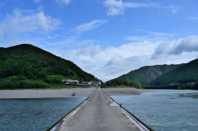 2019年の夏休み、ふと久しぶりに四国をぐるっと廻ってみたいな～と思い立ち、その第１弾として、８月下旬に３日間かけて高知県を訪れてみたところ、行程的に県東部と中部を周るので精一杯で、高知県の広さを改めて実感。。。<br />そこで前回から約３週間しか経っていないものの、この９月に第２弾を敢行することとし、２泊３日をかけて、手付かずのままだった高知県西部から愛媛県の南予地方を廻ってみることに。<br /><br />ということで、「高知龍馬空港」に降り立った後、レンタカーでひたすら西進し、四万十市の中心部にあたる「中村」へと移動。<br />室町時代、京都から公家の一条氏が下向し、「土佐の小京都」として栄えた地に残る城跡をサクッと散策したのち、この日のメインイベントである「四万十川」へ♪<br /><br />緑に覆われた山々の合間を、「最後の清流」とも称される自然のままの川が流れ、そこに架かる欄干のない「沈下橋」を、橋の上と屋形船から眺めてみると・・・さてどんな素敵な光景に出会うことができるのでしょうか。<br /><br /><br />〔2019四国周遊の旅・高知＆愛媛県編 アウトライン〕<br />●Part.1（１日目）：中村城跡／四万十川【この旅行記】<br />●Part.2（２日目①）：足摺岬<br />　https://4travel.jp/travelogue/11639266<br />●Part.3（２日目②）：柏島<br />　https://4travel.jp/travelogue/11641950<br />●Part.4（３日目①）：宇和島城（日本100名城）／天赦園<br />　https://4travel.jp/travelogue/11644895<br />●Part.5（３日目②）：河後森城（続日本100名城）／卯之町（重伝建地区）／大洲城（日本100名城）<br />　https://4travel.jp/travelogue/11652466<br /><br />〔2019四国周遊の旅・高知県編〕<br />●Part.1 ～龍馬が佇む桂浜から緑溢れる竹林寺へ～<br />　https://4travel.jp/travelogue/11538660<br />●Part.2 ～土佐浜街道吉良川＆安芸・昔ながらの町並みを歩く～<br />　https://4travel.jp/travelogue/11544239<br />●Part.3 ～四国の覇者となった長宗我部氏の居城・岡豊城登城記～<br />　https://4travel.jp/travelogue/11548589<br />●Part.4 ～雨露に濡れる南海の名城・高知城登城記～<br />　https://4travel.jp/travelogue/11567369