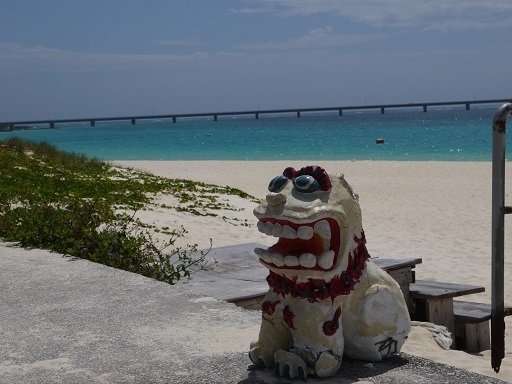 自粛生活の中時間が出来たので、今まで行った旅行記でも書いて、楽しい気持ちになりたいな～<br /><br />結婚２０周年だったこの年。<br />夏休みは大好きなハワイに行っているけど、３月はそんなに長いお休みのとれないので、どこがいいかな～と２人で相談したところ。<br />以前から旦那さんが行きたいと言っていた、沖縄の離島に行ってみることになりました。<br /><br />そして、この宮古島へ行ってから、沖縄離島の魅力にドはまりしてしまった、それもまた記念になった旅行になりました。<br /><br />ここ最近は宮古島が大人気ですが、２０１４年はまだそれほどでもなく、ほんと～～にのんびりとした島時間が流れていましたよ♪<br />