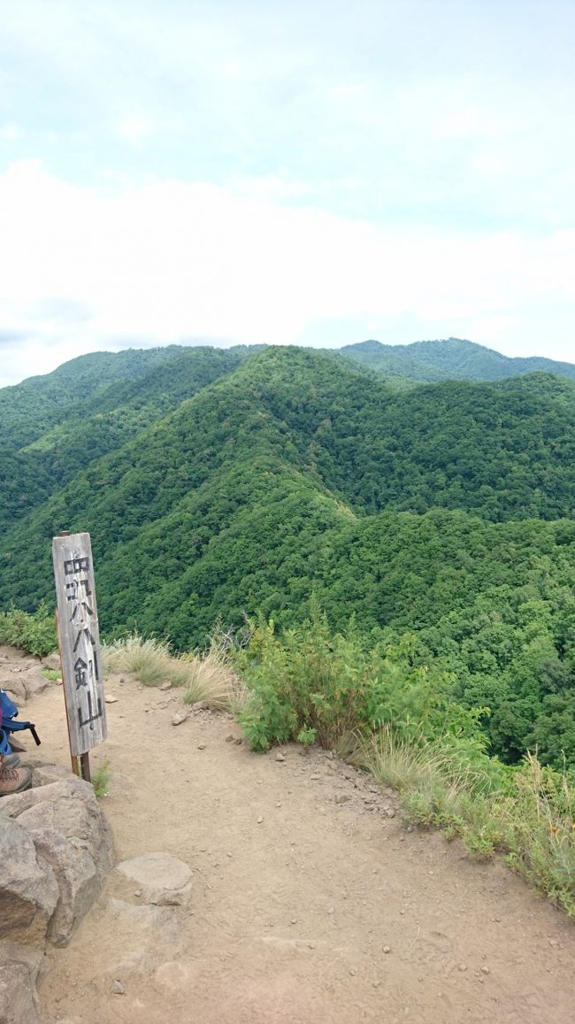 ようやく夏休み。<br />しかし、ずっとマスクで学校、仕事に行っているので、休みの日までマスクしたくない。外食もずっとしてないし、本当にどこへも行かない、家で毎日を過ごしてます。<br /><br />八剣山は夫と行ってみて、とても良かったので、2週目は子どもたちを連れて。40分ほどで登れるのに、ロープあったりして少し登山ぽい要素もあり、絶景が楽しめました。<br /><br />紅葉の時期に再訪したい！！<br />