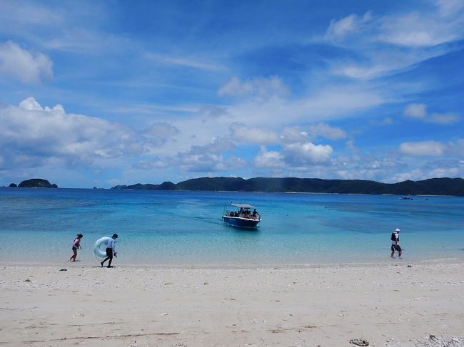 また座間味かよと思うかもしれませんがそういう人なので諦めてくださいw<br />むしろこの旅程は半年以上前(つか去年)から既に入れていたもので、GWの座間味が消えてからようやく予定通りの遂行です。<br />GoTo何それ美味しいのおれは自分で安くあげる…<br /><br />ここで一個ご注意。<br />旅先に迷惑をかけないためにうつらない・うつさないの原則、人が周りにいる時は必ずマスクをする、いくらテンションあがっても人が周りにいるときに大声で騒がない(飛沫)、消毒手洗いの徹底、これはまあ大前提です。島にクラスター持ち込んだら責任重大です。<br />マスクは「自分がうつらない」ことより「自分がうつさない」ことの方が効果が高いのです。<br />たまにグループの相手がマスクしてるから自分はいいやなのか、行列つくってしてる人としてない人がまばらだったりしますが、あれはだめです。基本『自分が持ってるかも』という前提での行動。<br />あと人がいなくても周囲の不特定多数が触るものに飛沫がついたりするのでやはりできたらしてほしい。喋るなら特に。(何故か喋るときほど聞きづらいから外す人いるけどあれは意味がわからん何のためのマスクだよ)<br />そのために自分の体調管理もしっかりと、実は熱があるのに我慢して来ちゃった❤️とかは言語道断なのですが、<br />南国に来てやりがちなのが「日焼け」。<br />自分は焼けても別にいい、むしろ焼きたい!ってのはまあいると思いますが、<br />普段焼いてない人がいきなり焼くと肌が死ぬ。<br />積極的に焼く意識がなくても水着で一日中ビーチにいたら勝手に焼けます。<br />パラソルの下でも無力。紫外線は反射する。<br />かと言ってめちゃくちゃ強くてサンゴに優しくない日焼け止めでサンゴのあるビーチに入って欲しくないのでラッシュガードを着て欲しい。<br /><br />これは前から言ってる事なんですけど、今特に強調したいと思ったのには理由があります。<br />急な日焼け、これ全身やけどに近いです。<br />どうなるかっていうと、痛いーとかヒリヒリするーとかいう次元じゃないです。<br />皮膚呼吸できなくなります。<br />呼吸困難、そして発熱による寒気<br /><br />ここであっと気づいた方はカンがいい。<br /><br />そう、コロナの懸念と区別がつかなくなるのです。<br />自分も不安、島も不安、動揺を誘います。<br />かといって我慢してしんどくないフリも困る。<br /><br />島で体調不良になった観光客は診療所に無策に行かずまず役所に問い合わせ。座間味からの声明をちゃんと聞きましょう<br /><br />そして日焼けのしすぎによる体調悪化も、同様の自己管理として気をつけてください!<br /><br />てなわけで旅行記にまいります。
