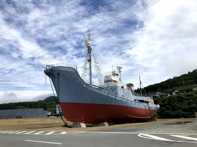 7月の連休、県内ならお出かけしてもいいかなと思い、日帰りでどこかに行くことにしました。<br /><br />私「キレイな海が見たい」<br /><br />旦那「釣りしたい」<br /><br />私「おしかホエールランドが復活したってよ」<br /><br />旦那「カキ小屋行きたい」<br /><br />私「とりあえず牡鹿半島の鮎川あたり行ってみる？」<br /><br />旦那「OK」<br /><br />…と、話がまとまりましたので（？）、牡鹿半島に行くことにしました。<br /><br />ちなみに釣り道具持ってないので、釣りなんて道具貸してくれる所でしかできないし、旦那が考えてたカキ小屋は気仙沼にある店だったので、このおでかけでは釣りもカキ小屋もでてきません。