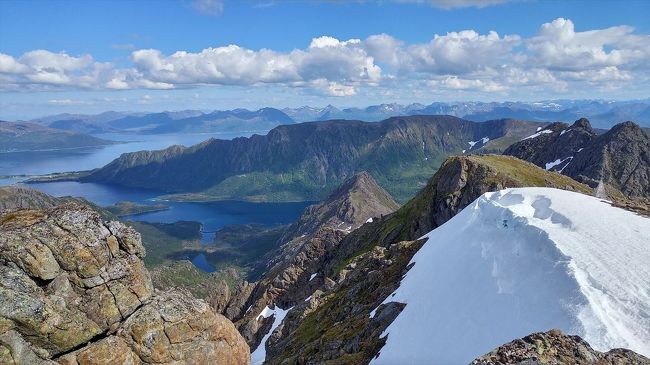 ベステローデン諸島（Vester&#229;len|)とロフォーテン諸島(Lofoten)旅の前半です。<br /><br />ハイキング【Snykolla】と【Lynghaugtinden】の旅行記です。<br /><br />【Snykolla】標高763m、往復5キロ、チャレンジレベル<br /><br />【Lynghaugtinden】標高503m、往復4キロ、中級レベル