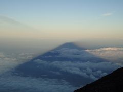 目指せ、国内3000m級22峰踏破！＜1-7＞富士山登頂　 山小屋にチェックインして山頂付近を散歩　お見事、富士山の影！