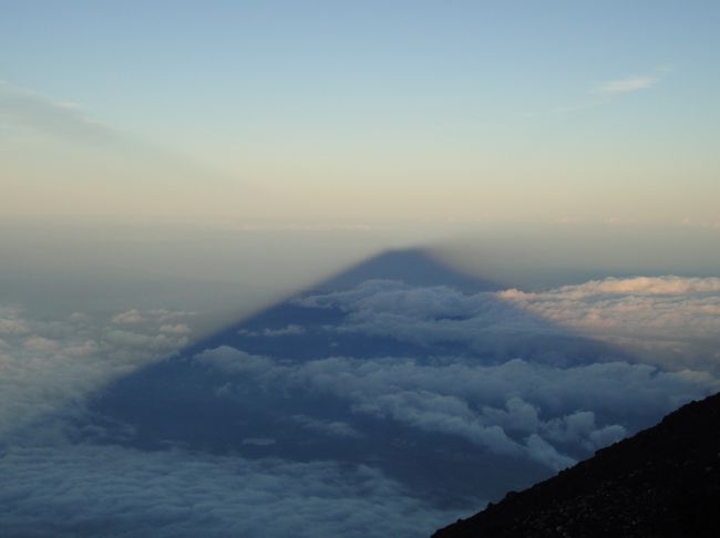 目指せ、国内3000m級22峰踏破！＜1-7＞富士山登頂　 山小屋にチェックインして山頂付近を散歩　お見事、富士山の影！