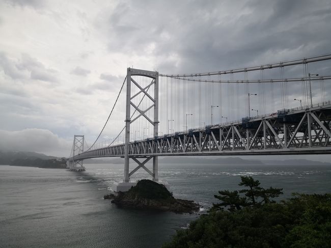 行ったことない県めぐりなので、福岡のあとに無理矢理徳島。<br />J-AIRが短いフライトを飛ばしており、マイルで取得。<br />普通に買うと高い、マイルはそんなにお得ではないが、この際あまり考えないことにする。だって行ったことない県巡りだから。<br /><br />徳島はさくっと鳴門、あと徳島市内。<br />渦もしっかり見られて、美術館は予想外に良くて時間が足りず、徳島では素晴らしい夕日が眺められたのでした。