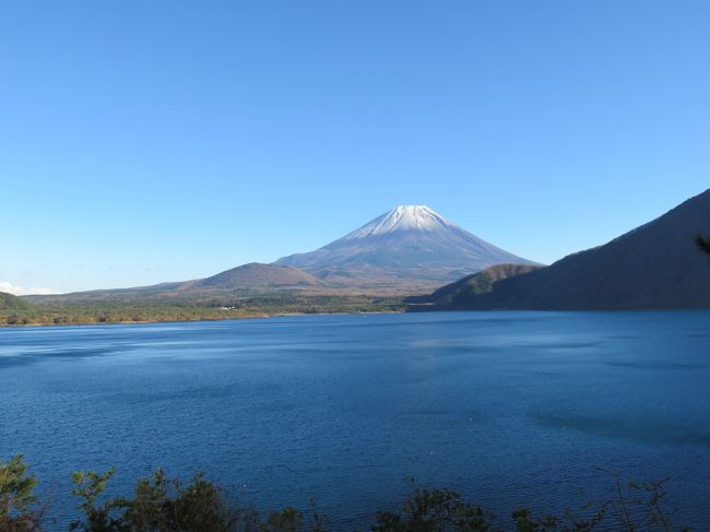 お天気に恵まれ、見上げると富士山が見放題だった。やっぱり、富士山はいいな。<br /><br />期待以上に、富士五湖はきれいでした！<br /><br />上九一色村だった町名も、富士河口湖町に変更。こんな静かな素敵なところが、サリン工場跡だなんて。。。感慨深いです。<br /><br />もみじ祭り会場でなくても、とても紅葉がきれい！！