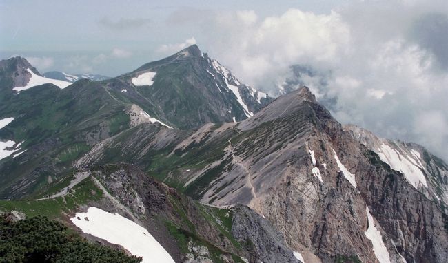 【思い出の旅】第９弾は、就職時の研修同期との夏山登山。<br />（2020.08.01投稿）<br />1996年の夏、新任研修の同期と一緒に、白馬三山を縦走した。<br />1994年の利尻山、1995年の穂高に続いての夏山登山で、今回は、二泊三日の山旅だ。<br />初日は、猿倉から登り始め、白馬鑓温泉に宿泊。<br />二日目、白馬鑓ヶ岳と杓子岳を越え、白馬山荘への稜線歩きを楽しんだ。<br />最終日は、白馬岳に登頂後、小蓮華山を経由して白馬大池へと下る。<br />登山道や稜線には、夏の高山植物が咲き乱れ、山々の景色も素晴らしかった。