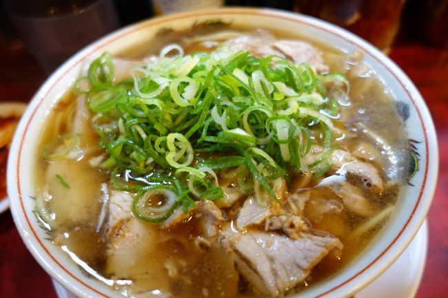 連休中は、通りかかるたびに大行列。いつも2~30人くらい並んでましたかねぇ。明けたらどないかなと、夕暮れ時に行ってみると…行列無く入ってラーメンいただけましたな。