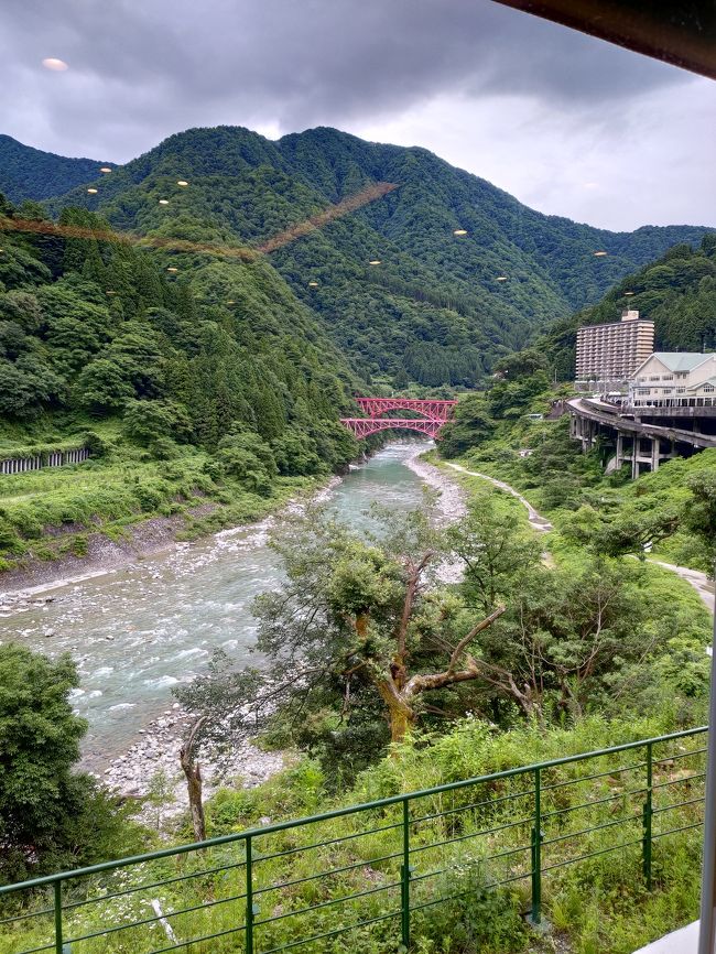 連休に遊びに来てくれた、夫の友人家族と行ってきました。リニューアル後の宇奈月温泉、やまのは。<br />直前予約で空いてるところという選び方でしたが、結構満足でした！