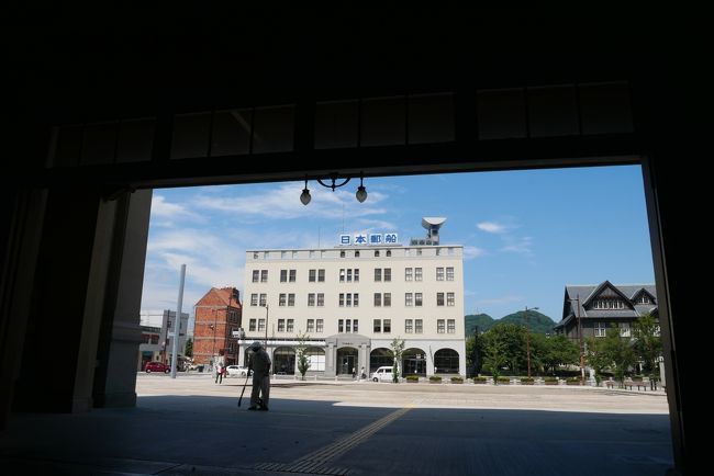 大阪からスタートした青春18切符各駅停車に乗って西へ西へツアー<br />昨日は尾道からスタートしてユニクロ創業の地、宇部の町を歩く<br />思い出に残る1日だった<br /><br />ここ北九州宿泊は小倉、北九州宿泊モニターキャンペーンとやらで<br />ビジネスホテルが9月30日までなんと1泊1,000円で<br />折角なのでつかわさせてもらいましょうね<br /><br />福岡県目的は3つ<br />門司港を歩く<br />赤間の宗像大社と大島に渡り沖ノ島参拝<br />博多のちょっと知り合いに会う<br />最終ゴールは、福岡県で来た今回の西へ西へのツアー<br /><br />さあ今日も天気いい<br />暑い!!<br />門司港へ行こう<br />そして夜は小倉の角打で一杯しよう<br /><br />