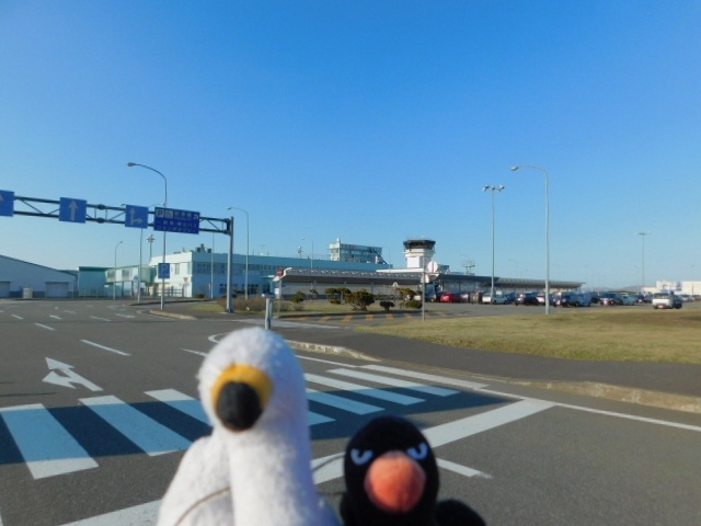 最北の空港稚内にいます。<br />新潟空港→那覇空港→羽田空港→稚内空港。<br />と日本列島を南から北へと空旅してきました。<br /><br />そして、家路へと向かうため、<br />再び、稚内空港へと戻って来ました。<br /><br />最北の地だけあって、<br />4月下旬でも、まだ肌寒いのですが、<br />確実に春が近づいてきていました。<br /><br />最北の地の空は、<br />澄み渡るような快晴でした。<br /><br />羽田便、札幌便のみの稚内空港ですが、<br />最終便の17時30分の札幌千歳空港行きの<br />飛行機に乗りました。<br /><br />表紙は、稚内空港をバックに、<br />いつもの旅のお供のあのスワンちゃんとブラックスワンさんの記念写真です。