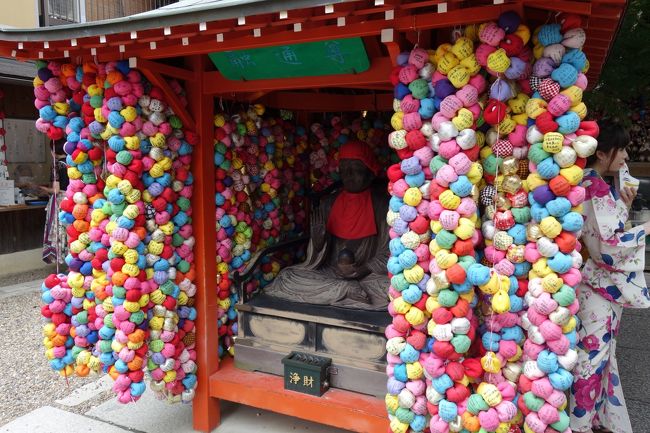 疫病退散の祇園祭も中止になり…せめて、祇園さんにはお参り行ってくるかなと。<br /><br />観光地ど真ん中の神社ですが、ひと気が少なく…