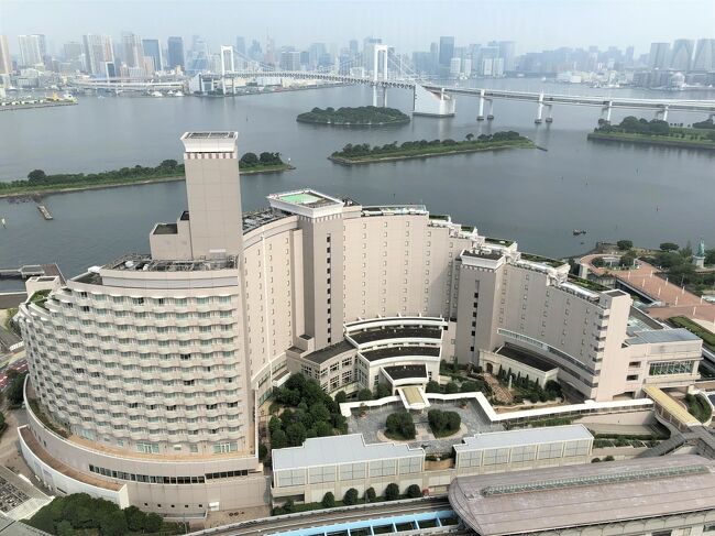 ◇  東京・お台場『Hilton Tokyo Odaiba』<br /><br />『ヒルトン東京お台場』に宿泊してきました♪<br /><br />2020年8月7日よりクラブラウンジ【エグゼクティブラウンジ】が<br />本格的に営業を再開しました。<br /><br />しかし私たちが宿泊してからも新型コロナウイルス感染症の影響で<br />サービスや営業時間がコロコロ変わっているようです。<br />お泊まりになる直前にホテルに確認した方がよいですよ！<br /><br />当面の間は下記の通り変更されています。<br /><br />＜営業時間＞<br />10:30～19:30（ラストオーダー 19:00）<br /><br />〇 アフタヌーンティー　14:30～17:00<br />〇 カクテルタイム　17:30～19:30（ラストオーダー 19:00）<br /><br />※朝食は【シースケープ テラス・ダイニング】において提供します。<br /><br />この後、ホームページを確認したら平日（月～木）は【エグゼクティブラウンジ】<br />がクローズ。（2020年9月1日現在）<br /><br />＜臨時休業＞　月曜日～木曜日<br /><br />＜営業時間＞　金曜日　10：30～19：30<br />　　　　　　　土曜日、日曜日、祝日　7：00～19：30<br /><br />〇 アフタヌーンティー　14：30～16：30　<br />〇 カクテルタイム　17：00～19：00<br />※平日の朝食は、【シースケープ テラス・ダイニング】において提供します。　<br /><br />◇ 『ヒルトン東京お台場』（計453室）のルームカテゴリー<br /><br />＜Hilton Room＞<br />○ ヒルトンルーム（33㎡）<br /><br />＜Rainbow Bridge Side Room＞<br />○ デラックスルーム（40㎡）<br />○ スーペリアデラックスルーム（40㎡）<br />○ プレミアムデラックスルーム（40㎡）<br /><br />＜Executive Room＞<br />○ エグゼクティブルーム（40㎡）<br />○ プレミアムエグゼクティブルーム（40㎡）<br /><br />＜Family Room＞<br />○ ファミリールーム（80㎡）〔計1室／528号室〕（←スイートルーム<br />扱いであるが、エグゼクティブラウンジのアクセス権限なし）<br /><br />＜Suite Room（計18室〔ファミリールームを含む。〕）＞<br />○ ワンベッドルームスイート（80㎡）〔計5室／1317号室, 1421号室, <br />1424号室, 1524号室, 1530号室〕<br />← キング（計1室）: 14F／ツイン（計4室）: 13, 14, 15F（15Fは計2室）<br />○ テラススイート（66㎡）〔計6室／1050号室, 1148号室, 1246号室, <br />1344号室, 1443号室, 1542号室〕<br />← キング（計3室）: 10, 14, 15F／ツイン（計3室）: 11, 12, 13F<br />○ リラクゼーションスイート（80㎡）〔計1室／512号室〕<br />○ デラックステラススイート（80㎡）〔計2室／1314号室, 1415号室〕<br />○ エグゼクティブテラススイート（120㎡）〔計2室／1106号室, 1210号室〕<br />○ ロイヤルガーデンスイート（200㎡）〔計1室／1519号室〕