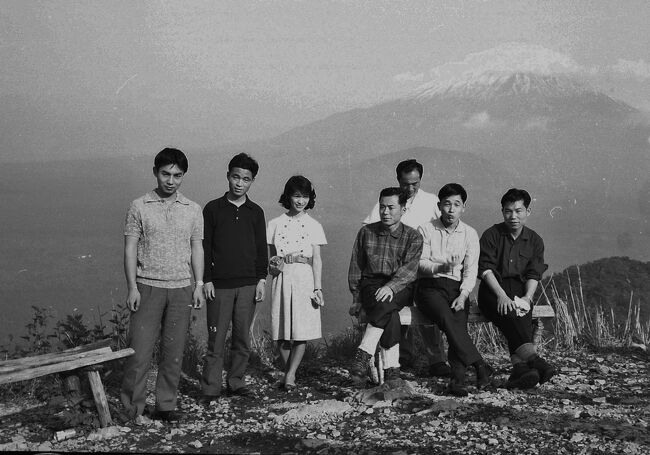 研究室旅行　紅葉台から望む富士山を背景に　1966.5.26（昭和41年）<br />    ───────────────────────────<br />はじめに<br />私が写真を撮り始めたのは高校3年のころ（1961年頃）で、高校時代のアルバムを元にまとめたのが下記である。<br />アーカイブ「高校生活３年間の思い出・記録」ARCHIVE：School life of Urawa High School in early sixties（2011年7月公開）<br />https://4travel.jp/travelogue/10583150<br />最も古い記録は高校3年秋の関西地方への修学旅行。<br />大学時代はオーケストラに所属していたため、いろいろな活動の記録がある。（昭和の記録No.3,No4公開済み）<br />また将来はエンジニアを目指して理工系の大学に入り、モータースポーツに強い関心を抱き、各地のレースを見に行って流し撮りのテクニックを身に付けたりもした。<br /><br />モノクロ（白黒）フィルムは1971年まで使用し、それまでの10年間に撮った写真のネガフィルムはほとんどすべて保管しており、121本（約4200画像）になる。<br />しかし古いものはフィルムの材料である酢酸セルロースの経年劣化（加水分解）で損傷がひどく、変形や黒点発生で画像の復元が困難なものがある。<br />平均余命まで10年（平均寿命81.41歳までは5年）を切り、遺品の整理が簡単に済むようにと思い、2019年7月までに全てのモノクロのネガをスキャンして電子データ化した。<br />現代用語：終活（笑い）<br /><br />一方、プリントした写真をアルバムで保存したものはほとんど劣化が見られず、スキャンするとネガをスキャンしたものより明瞭な画像が得られるのでそれをブログに使った。<br /><br />昭和の記録公開について<br />令和2年になり、新型コロナウィルスの世界的大流行に伴って海外旅行のみならず旅行が難しい状況が続く。とりわけ東京都内への外出自粛を余儀なくされている現状に鑑み、昨年デジタルデータ化したモノクロ写真を元に旅行記に編集して公開することを思いついた。<br />1968年の九州一周卒業旅行を公開した例はあるが、それ以来の作業になる。<br />写真の説明資料はほとんど残っておらず、読者に興味を持って見てもらえる作品になるか予想はできないので、とりあえず試しにスタートしてみることにした。(2020年７月）<br />公開が主な目的ではなく、遺品として廃棄される前に、私自身だけではなく、共に昭和を過ごしてきた人々の記録をこの世に残しておきたいという願望が先に立つ。<br />もう一つの狙いは「写真を主体にした自分史」をウェブサイトに残すことである。<br /><br />ここまではシリーズ共通の前文とする。<br />シリーズ昭和の記録 百選　総集編<br />https://4travel.jp/travelogue/11651747<br />　　☆　　　★　　　☆　　　★　　　☆　　　★　　　☆　　　★<br />シリーズ昭和の記録No.6 大学研究室の親睦行事　昭和40年ー41年<br />今回は1965年（昭和40年）4月、大学4年の卒業研究のために研究室に配属されてから1968年3月26日の大学院卒業式まで在籍した研究室における親睦行事の記録（前半）である。<br />大学の溶融工学講座の石井研究室のメンバー構成は教授、助教授、助手2名、学部4年の学生5名、大学院修士課程各学年1名であった。（学生数は年度により変ることもある）<br /><br />親睦行事は春と秋の1－2泊の旅行、研究室内でのコンパ、都内・近郊でのレジャー施設・忘年会などである。<br /><br />研究室の親睦行事一覧<br />1965年6月　伊豆大島<br />3月21日から4月27日まで理工系学生フランス工業視察団に参加したため、研究室へ顔を出したのは5月連休の後であった。<br />視察旅行の記録は公開済み（2013年）<br />アーカイブ　学生フランス工業視察旅行<br />https://4travel.jp/travelogue/10753546<br /><br />1965年10月22日　奥利根（上の原高原、湯の小屋）<br /><br />1965年12月　研究室にてコンパ<br /><br />1966年5月26日－27日　富士五湖（山中湖、本栖湖）、紅葉台、白糸の滝<br /><br />1966年10月21日　西沢渓谷、黒金山、乾徳山<br />前半はここまでです。（その1）<br /><br />これ以降が後半です。（その2）<br />https://4travel.jp/travelogue/11638090<br />1966年12月22日　忘年会・多摩テック<br /><br />1967年10月20日－22日　霧が峰、車山、八ヶ岳縦走<br /><br />1967年11月11日　研究室にてコンパ<br /><br />1967年12月22日　忘年会　中村バーベキューセンター<br /><br />───────────────────────────　　<br />編集者自己紹介(シリーズ共通）<br />https://cdn.4travel.jp/img/tcs/t/pict/src/19/67/06/src_19670641.jpg?1420067275<br />https://cdn.4travel.jp/img/tcs/t/pict/src/22/38/50/src_22385032.jpg?1388882024 浦和高校同窓会　遺影用Yei !<br />シニア写真愛好家のyamada423です。<br />一眼レフの経歴はPENTAX（研究室備品）、CANON FT、CANON AE-1P、CONTAX RX、EOS40D、EOS80Dなど50年以上です。<br />＜略歴＞　　<br />大岡山の工学部の研究室では金属組織などの顕微鏡写真の処理は現像液の調合からガラス乾板・フィルムの現像、印画紙焼付けなどすべて自前で行っていたので、写真の処理技術は一通り身につけていました。<br />写真を撮ることについても風景写真のみならず、当時人気の高かったカーレース（日本グランプリ、CAN-AMなど）に出かけ、200ミリの望遠レンズで高速の被写体を流し撮りするのが好きでした。日本グランプリなど、レースの特集は年内にはまとめて投稿する予定です。<br />月額1～1万3千円の奨学金の大半はカメラや写真、旅行などに消えてしまいましたが、今の自分を育ててくれた大変ありがたい資金でありました。きちんと返済しました。<br />1980年頃から欧米主要国の自動車および自動車部品関連企業、研究機関への出張を繰り返し、その間仕事の合間を利用して撮影を続けました。1997年に財団法人へ出向を機会に出張がなくなり、個人旅行のみとなりました。<br />自動車会社の研究所（29年）と特許庁関連の財団法人工業所有権協力センター（IPCC)で11年、計40年勤務し、2008年3月退職<br />４トラベル会員登録　2010年5月21日<br /><br />ホームページ（長期休眠中）自己紹介、随想「設計技術者の心」など掲載。<br />http://www7b.biglobe.ne.jp/~yamada423/<br /><br />おねがい<br />50年以上前の写真ですが、なにかお気づきの情報がありましたら掲示板等でお知らせいただければ嬉しいです。<br /><br />写真掲載にあたり、写っている方の承諾は得ておりませんので、不都合があればお知らせください。即対応いたします。<br />yamada423<br /><br />投稿　2020.8.5　18：00<br /><br /><br />