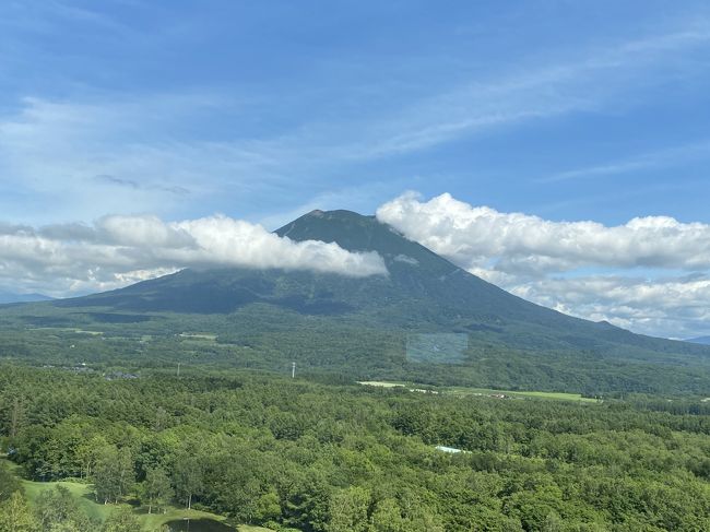 7月の4連休は北海道へ♪<br />普段は外国人に占拠されているニセコを今のうちに訪れておこうと、オープン時から気になっていたパークハイアットへ。<br />ハードは最高!ソフトは最低!!の謎のホテルでした。<br /><br />