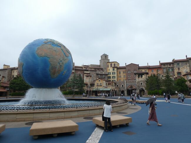 久しぶりの東京ディズニーリゾート旅行記になります。<br />中国・武漢から広まった新型コロナウイルスが、2020年1月から日本各地や世界に流行し、日常生活は、大きく変わりました。<br />新型コロナウイルスの影響で緊急事態宣言が発令され、休業するお店や施設が多く、自粛で海外はもちろん国内も移動ができなくなりました。<br />自粛に伴い、娯楽のイベント、演劇、スポーツなども中止や延期に、もちろん東京ディズニーリゾートも2020年2月29日～2020年6月30日まで4か月と長い期間、休園を余儀なくされました。<br />2020年7月1日より東京ディズニーランド・東京ディズニーシーが再開されました。<br />再開後は、東京ディズニーリゾート・ウェブサイトにて1デーパスポート、入園時間指定パスポート（午前11時～）・（午後2時～）の3種類のパスポートを購入された方のみの入園になります。<br />2020年8月7日より年間パスポートをお持ちの方は、抽選で入園が可能になります。<br />再開発表後は、ウェブサイトのアクセスが集中しており、中々パスポートを購入ができずにいましたが、最近は、後から追加で販売されることもあり、今回急遽3日前にチケットを購入して2020年1月以来、6ヶ月ぶりに東京ディズニーシーへ再開後初めて行きました。<br />再開後は、両パークでのショーやパレード、シーズンイベントが、2021年3月25日までは、中止になり、一部のアトラクション、ショップ・レストランも休止しており、また東京都内の新規感染者も増えたことで正直行くか悩みました。<br />再開後、初めて行きましたが、パークの感染症対策もしっかり行っていたこともあり、問題なく過ごせました。