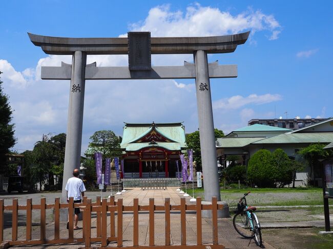 8月1日(土)、長かった梅雨がようやく明け、懸案の鶴見散歩です。<br /><br />”サブスク横浜散歩”には、たった一つだけルールがあります。それは、追加交通費ゼロ。すなわち、横浜市の敬老パスが使える横浜市営地下鉄と路線バスだけで行くこと。つまり、市内を走る東急・京急・相鉄・JRは使わないということです。これらの鉄道を使っても近距離ですから交通費はたいしてかかりません。しかし、お金の問題ではなく、こうした制約を設けることで、当たり前でないルートを辿り、もしかしたら新しい発見があるかもしれません。青春18きっぷしかり、大人の休日倶楽部パスしかりです。<br /><br />鶴見区はもちろん横浜市ですが、田園都市線沿線住民にとっては縁遠い場所。横浜に28年住んでいますが、これまで一度も行ったことがありません。隣の川崎市の方がよほど頻繁に足を運んでいます(アメフト観戦という目的があります)。そんな未踏の地、鶴見に初めて足を踏み入れます。