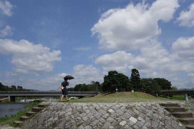 午後に予定があるのですが、それまでどうしようかな?あちこち閑散とは言え土曜日なので、観光地っぽく無いところで…出町なんかえぇかな?<br /><br />梅雨が明けたらすっかり京都の夏空です。が、出町には少し涼し気なところも…