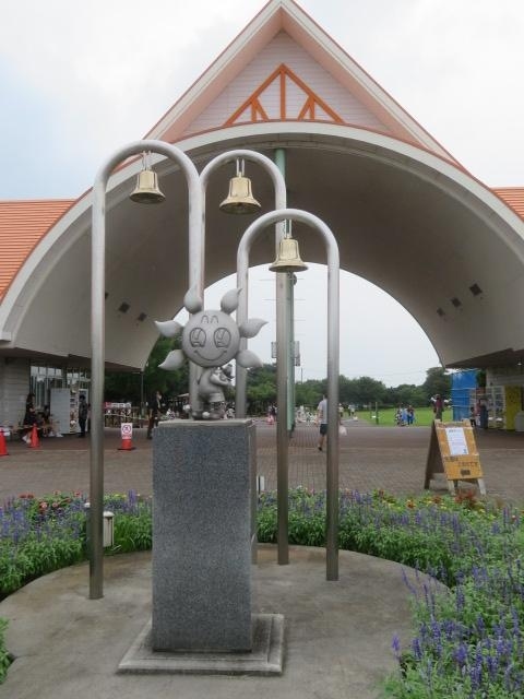 埼玉県の東部にある北葛飾郡杉戸町の「道の駅アグリパークゆめすぎと」に行きました、杉戸町の市街地・国道4号線の東側、埼葛広域農道沿いにあります、平日はトラックの利用が多い道の駅です、4連休の24日でしたので多くの家族連れがいました。<br /><br />10.2haある広大な敷地の道の駅、農産物直売所、あぐりの花屋さん、食堂あぐり亭、バーベキュー広場、子供用の公園、収穫体験ができるカントリー農園などがあります、遊歩道があるので散策もできました、南側には人が少ないあいカモ池、みはらしの丘、さくら広場があります、春は桜が咲いてお花見が楽しめます。