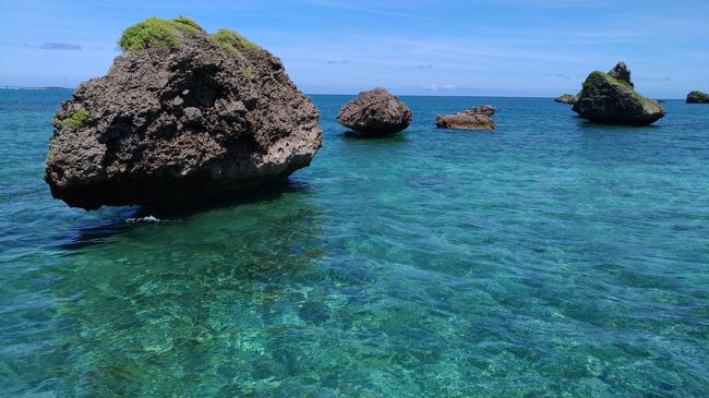 石垣島から神の島といわれる大神島へ行きました。<br />島の北部にあります島尻漁港から1日夏は5本の連絡船が出ています。<br />朝一08：30の便に乗船するために宿を07：30にバイクで出発しました。<br />宮古島の人もほとんど行かないといわれる神の島ですが、漁港に着いたら結構な人が並んでいました。<br />「多目的広場」前でシュノーケリングをしました。<br />潮流の関係か結構海洋ごみが漂着しているのが残念ですが透明度の高い海は素晴らしいです。<br />