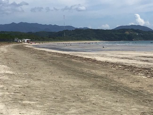 孫が長島町でサッカーの練習試合があるので久しぶりに家族で出かけてきました。近くで海水浴ができる所がないか調べたら殆どが新型コロナウイルス感染拡大防止のため開設している所が少ないです。阿久根市の脇本海水浴場が開設されていのでこちらで孫たちを海水浴させました。<br />帰り着くのが遅くなるのでふぁみり庵はいから亭で食事をしてから帰りました。